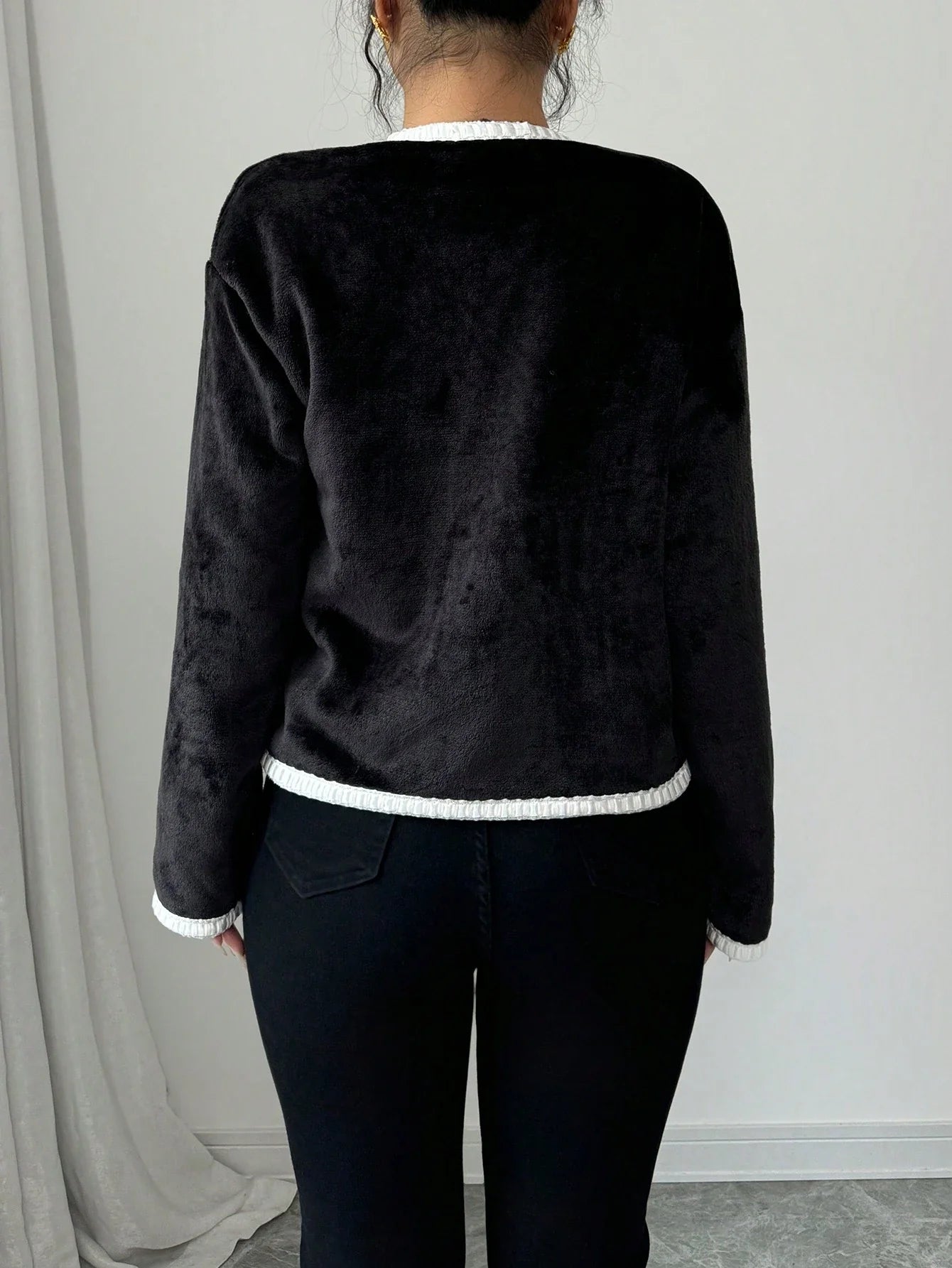 Elegant Floral Appliqué V-Neck Jacket