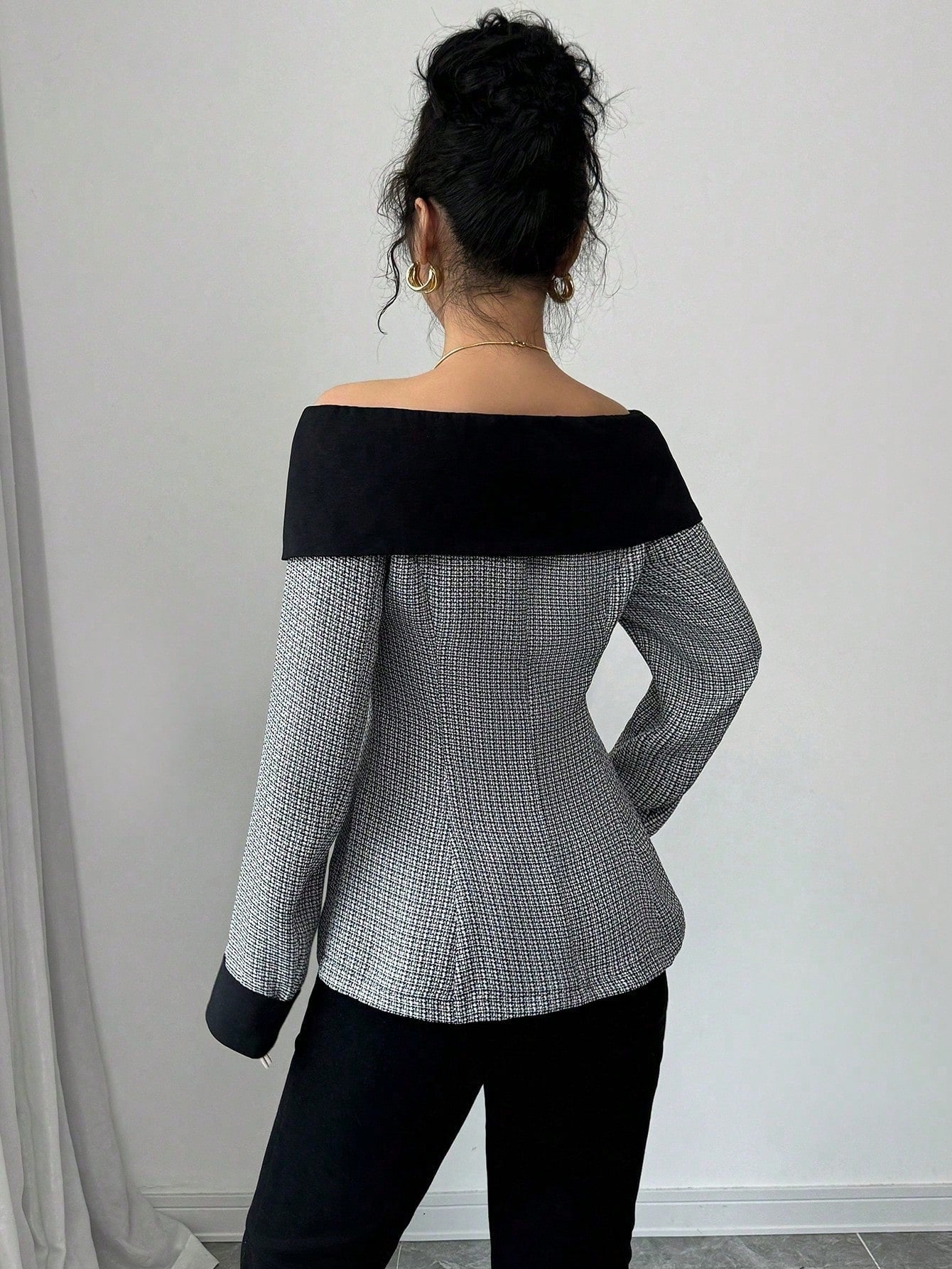 Minimalist Off-Shoulder V-Neck Jacket
